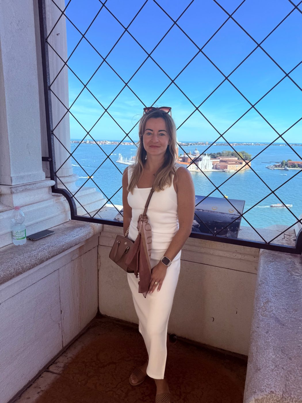 Magdalena Boreczek przy dużym oknie z widokiem na morze